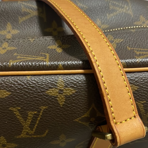 LOUIS VUITTON Cite Shoulder Bag - Picture 15 of 16